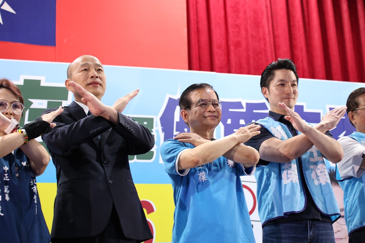  大罷免進入第 3 階段，立法院長韓國瑜28 日出席國民黨立委賴士葆（右）在台北市中正區舉辦的政策說明會 圖：翻攝自賴士葆臉書 