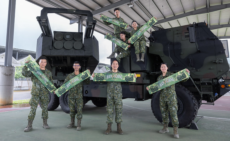 賴清德致贈陸軍應援毛巾予參與「漢光41號」演習的國軍弟兄姐妹。 圖：總統府提供 