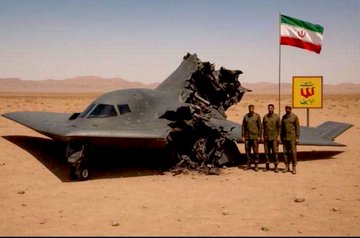  伊朗電視台不斷輪播宣稱擊落的美軍B-2轟炸機、以色列F-35匿蹤戰機等畫面，但機身比例遭網友質疑為假圖。 圖： 翻攝自 X 