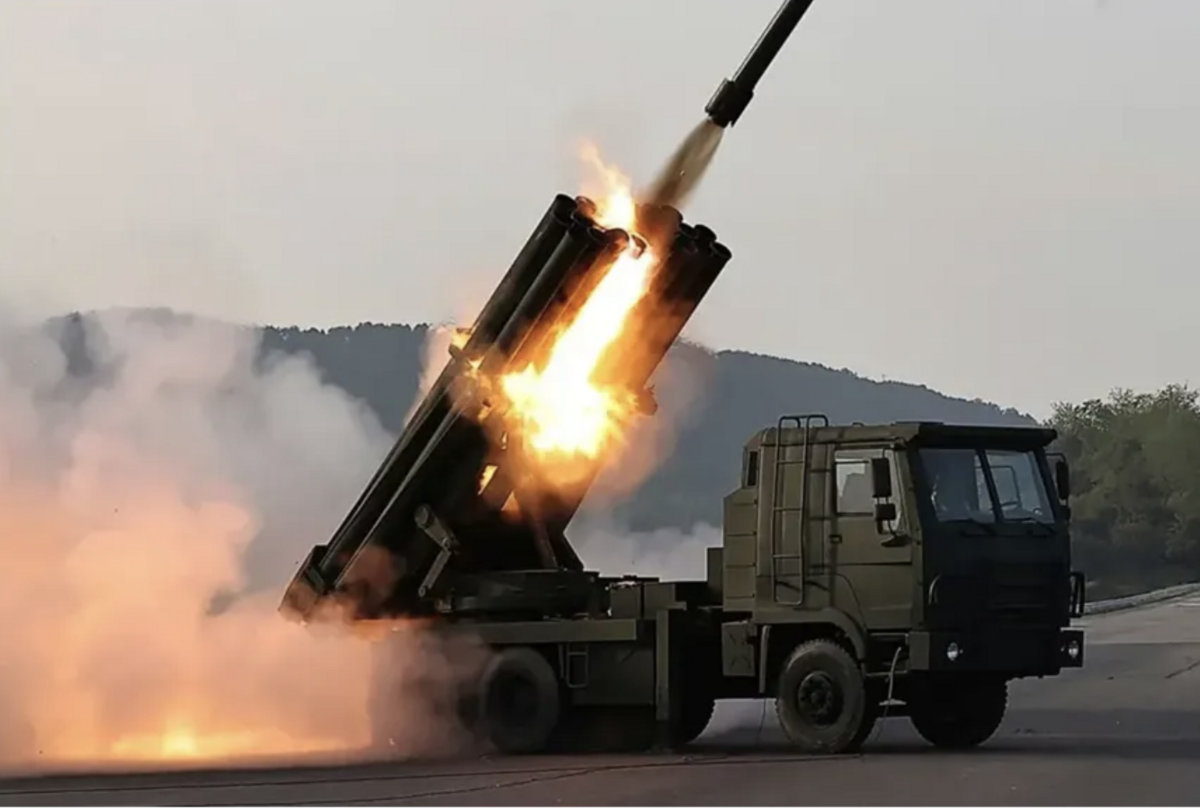  M1991型火箭砲可在 45 秒內連續發射 22 枚 240 毫米無制導火箭彈，射程可達 40 至 60 公里。 圖：翻攝自 天眼看亞太 
