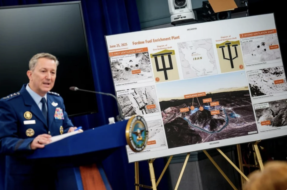  美軍2025年六月講解「午夜之錘」轟炸伊朗福爾多等地核設施的情況。(示意圖) 圖：翻攝自 評論員梁芳 