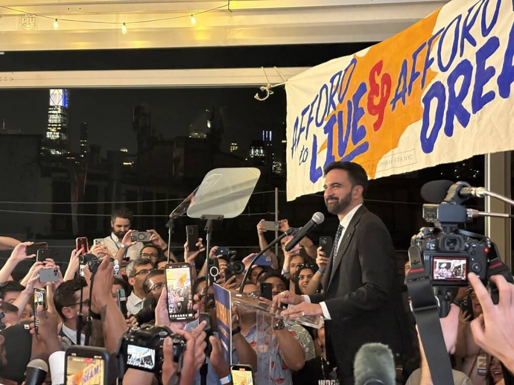  34歲的紐約州眾議員馬姆達尼贏得了此次紐約市長選舉。 圖：x.com/ZohranKMamdani 