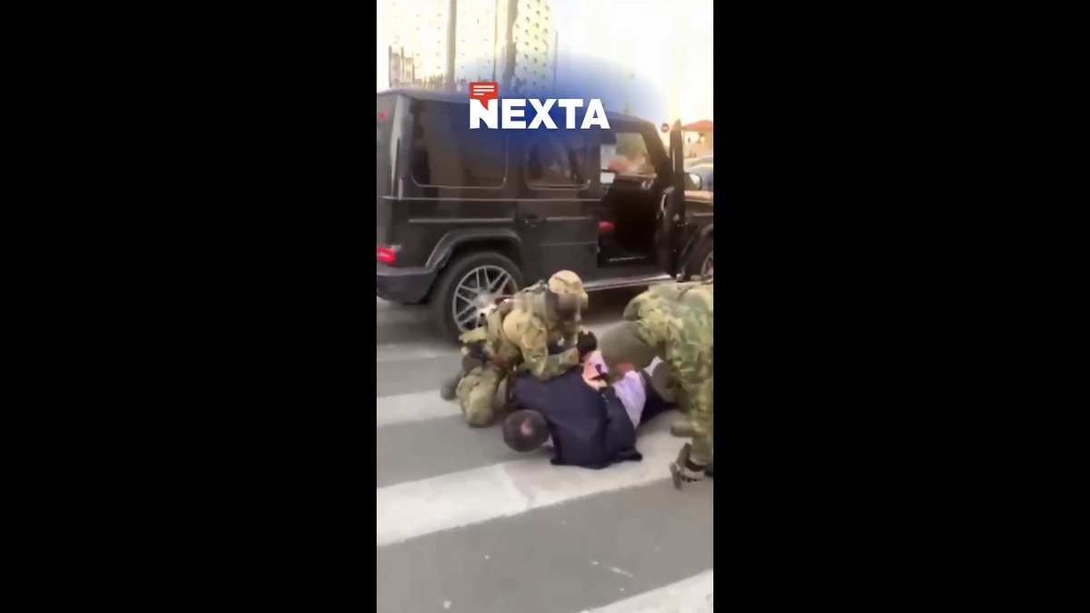 俄羅斯與亞塞拜然最近發生嚴重衝突，象徵著俄羅斯已經失去對中亞地區的控制能力，圖為俄羅斯當局當街抓捕亞塞拜然僑領。 圖：擷取自 @nexta_tv X 分享影片 