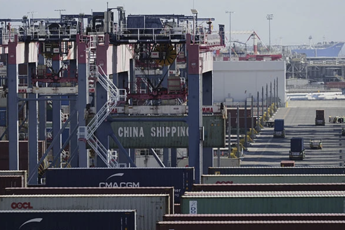  美國總統川普對全球加徵關稅，讓各國十分頭疼，中國更是其中之一。 圖：翻攝自 視覺中國 