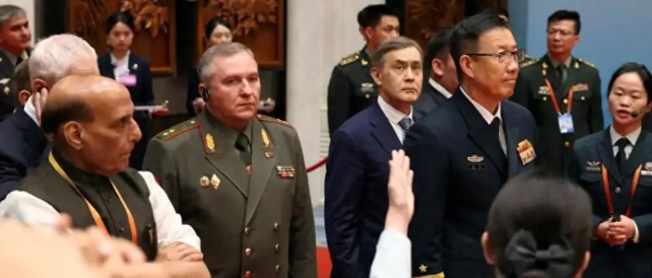  面對態度強硬的印度國防部長辛格(左一)，中國國防部長董軍(右二)只以「打太極」的方式回應。有網友批評認為，中國這種明顯偏袒巴基斯坦又想裝中立的行為「真的非常噁心」。 圖：翻攝自 騰訊網 劉覽勛鑒 