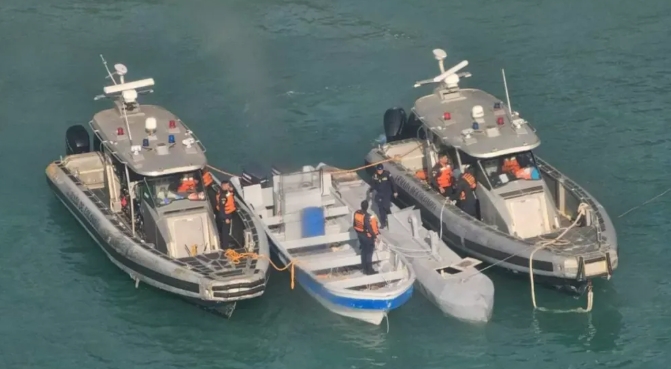  哥倫比亞毒梟利用無人潛艇走私(右二)遭到海軍查獲。 圖 : 翻攝自哥倫比亞海軍 