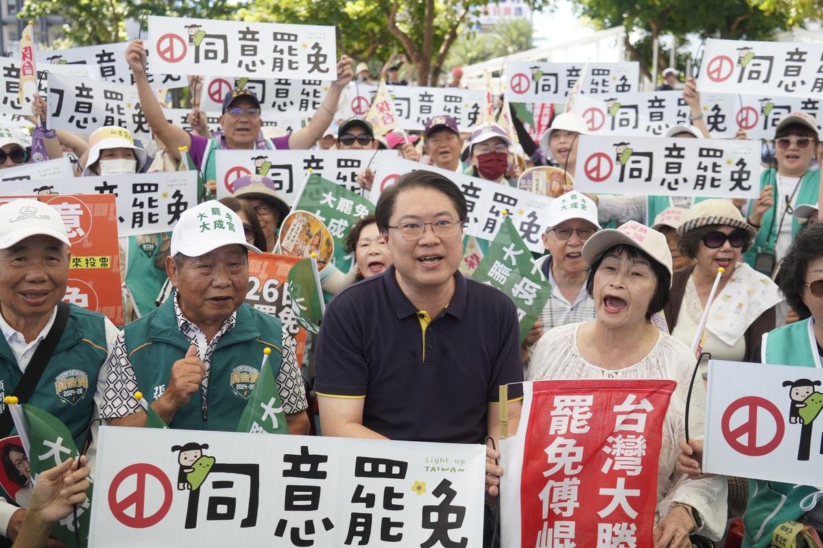  反共護台志工聯盟4日發起「護國大繞境」行動，從花蓮出發，民進黨祕書長林右昌也到現場聲援。 圖：張良一/攝 