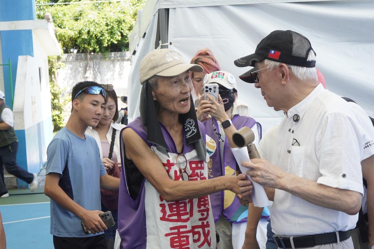  反共護台志工聯盟4日發起「護國大繞境」行動，從花蓮出發，葉霸也到現場聲援。 圖：張良一/攝 