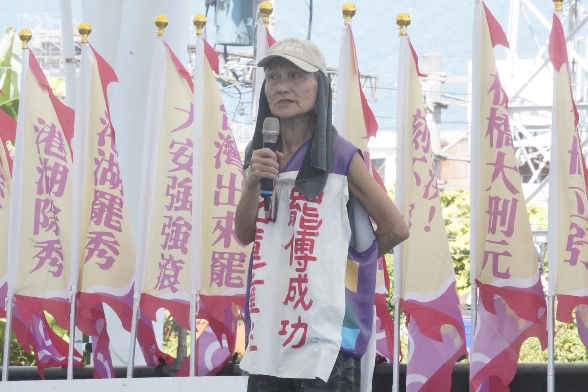  反共護台志工聯盟4日發起「護國大繞境」行動，從花蓮出發，葉霸也到現場聲援。 圖：張良一/攝 