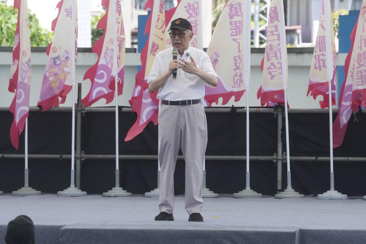  反共護台志工聯盟4日發起「護國大繞境」行動，從花蓮出發，曹興誠上台致詞。 圖：張良一/攝 