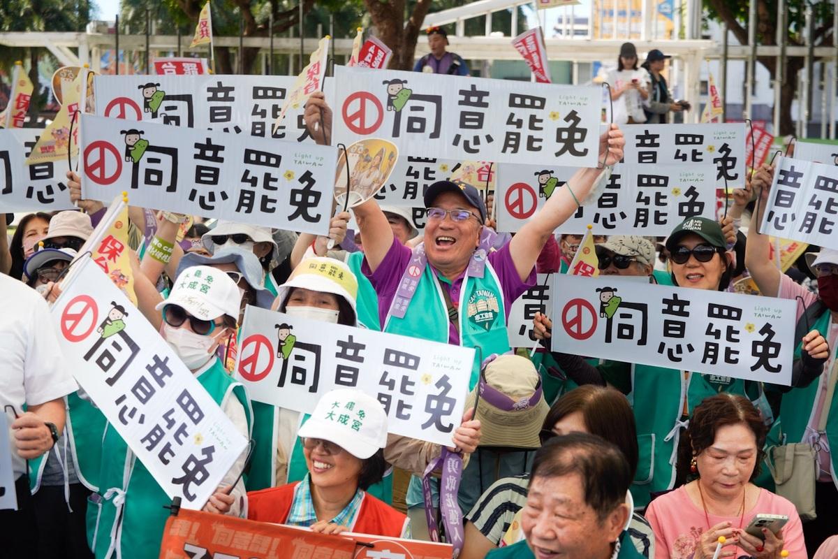  反共護台志工聯盟今（4）日發起「護國大繞境」行動，從花蓮出發，劍指國民黨立法院黨團總召傅崐萁，並將順時針繞行台灣一圈，最後於19日在青島東路舉辦造勢大會。 圖：張良一／攝 