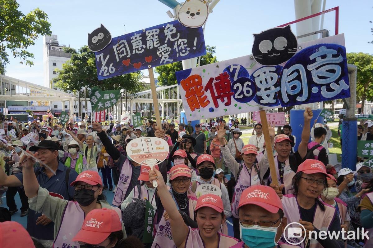  圖為大罷免前罷方支持者激情舉著自製牌子宣傳罷免。 圖：張良一/攝（資料照） 