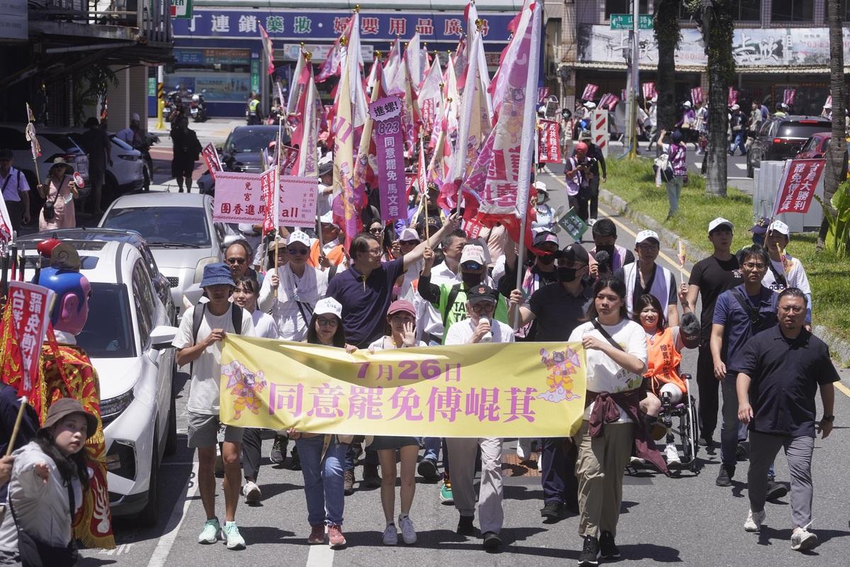  反共護台志工聯盟今（4）日發起「護國大繞境」行動，從花蓮出發，劍指國民黨立法院黨團總召傅崐萁，並將順時針繞行台灣一圈，最後於19日在青島東路舉辦造勢大會。 圖：張良一/攝 