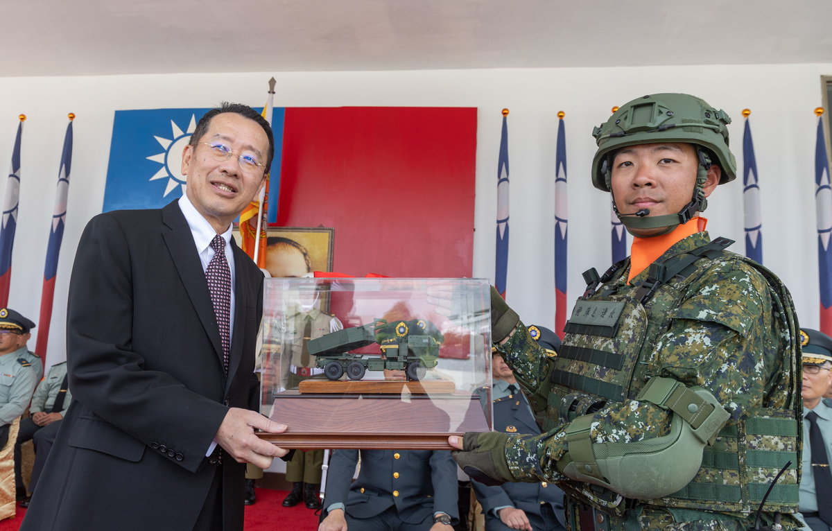  美製海馬士飛彈連成軍。連長將飛彈車模型呈獻給國防部長顧立雄。 圖：國防部提供 