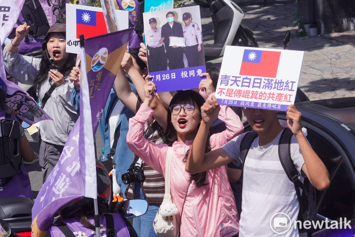 民進黨「抗中保台」的選舉主軸在此次罷免戰中邊際效益明顯下降。圖為罷免團體支持者表示「拒絕親中派立委」 。圖：張良一/攝 