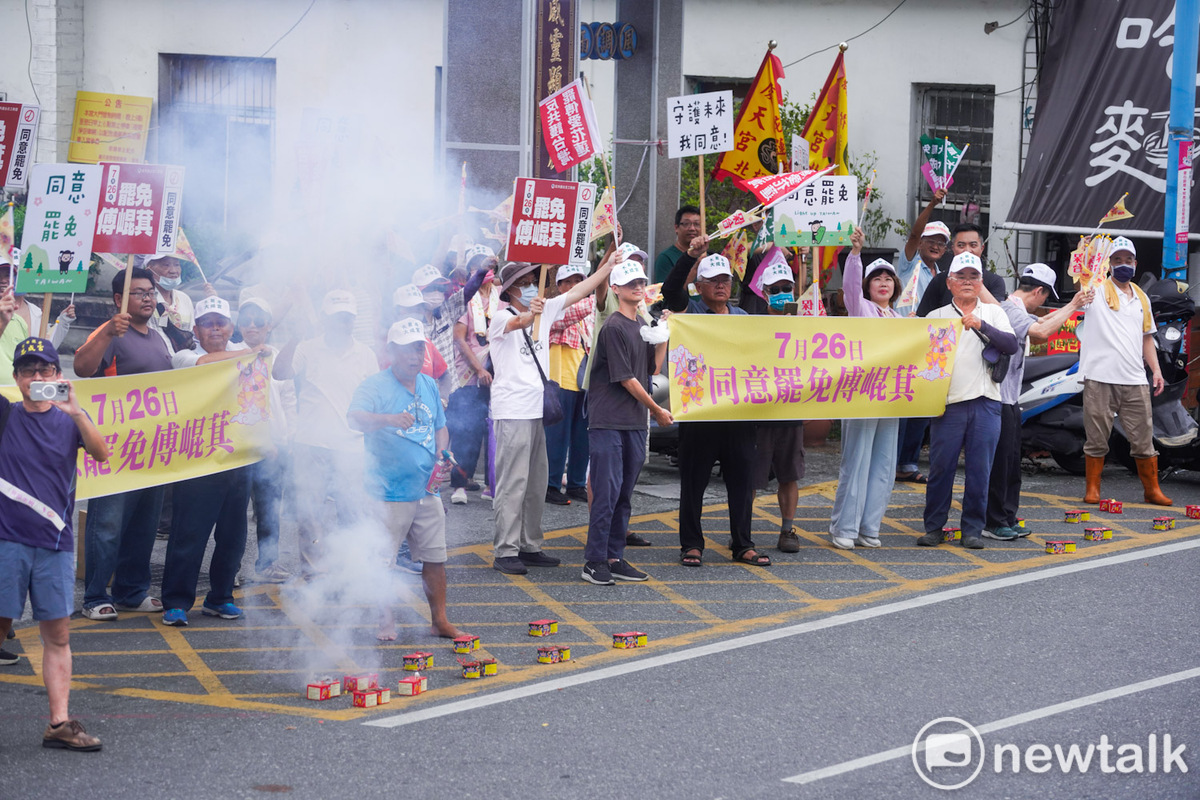  首波成案的25件罷免案將於本月26日舉行投開票。圖為花蓮市民在路口拉著「7月26日同意罷免傅崐萁」布條，聲援參與護國大遶境的罷團志工。 圖：張良一/攝 