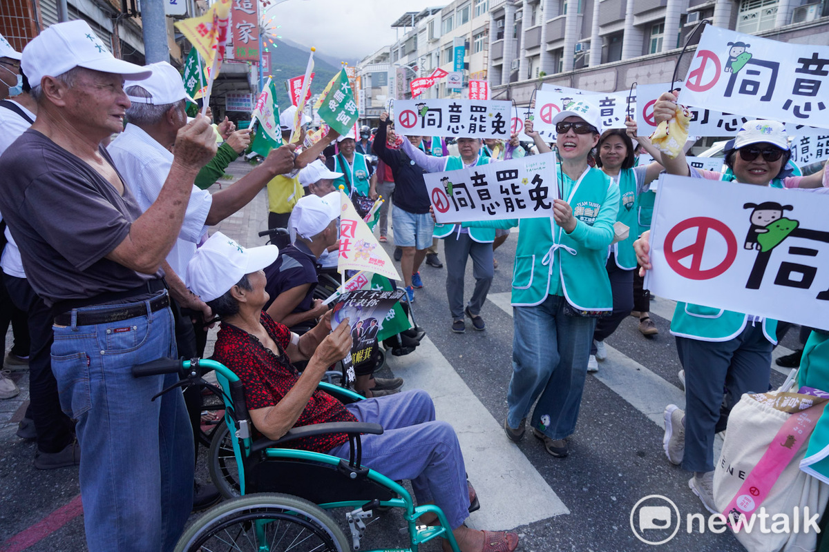  花蓮市民站在路口歡迎參與護國大遶境的罷團志工。 圖：張良一/攝 