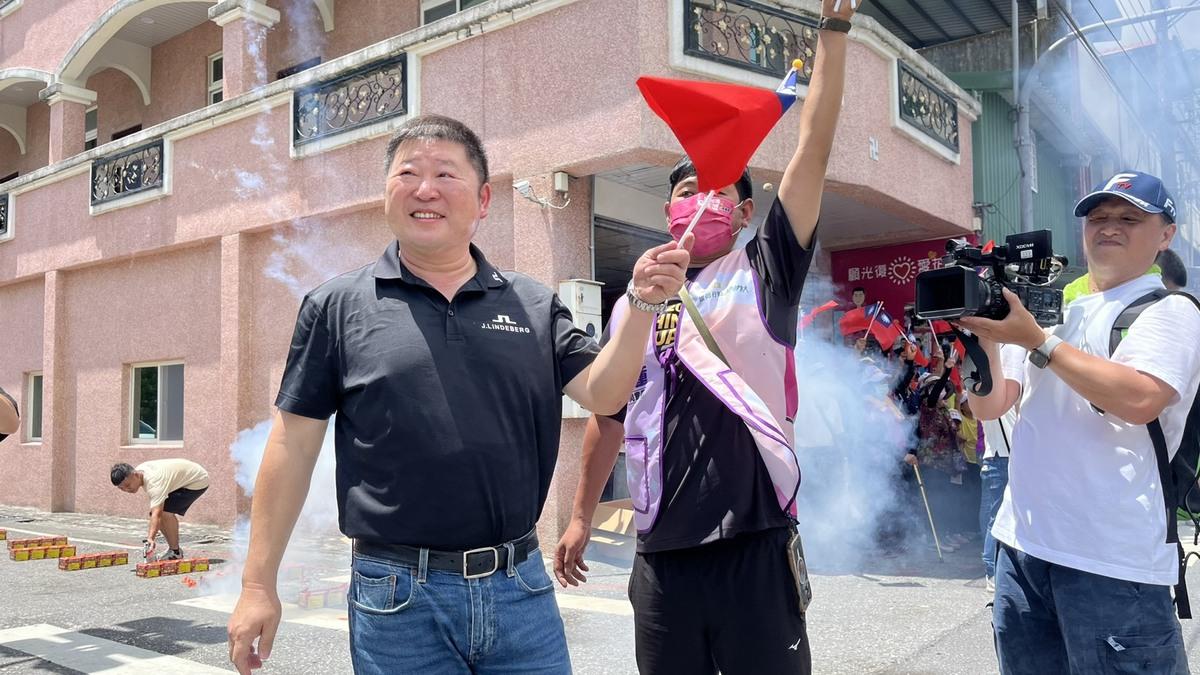  花蓮縣議長張峻（左）力挺罷免傅崐萁。 圖：高逸帆／攝 