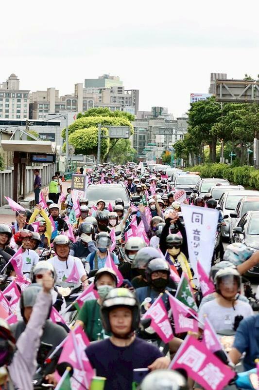  王義川領軍破千台機車掃街挺罷免，可見車潮綿延不絕。 圖：王義川辦公室/提供 
