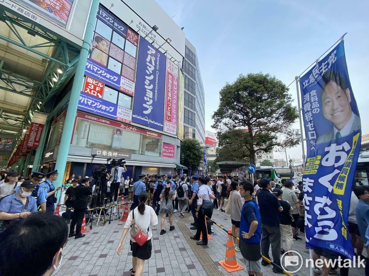  因為有安倍選舉站台遭襲擊死亡前例，這次戒備森嚴，除了石破穿防彈背心外，曾任首相的野田佳彥的站台也是出動數十名警備公安人員來護衛，接近的位置需要作行李檢查。 圖：劉黎兒攝 