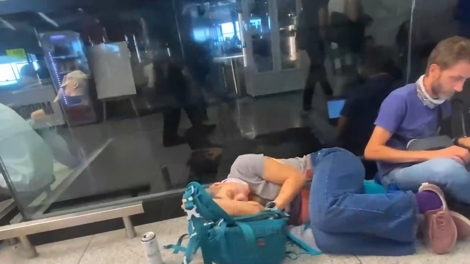  由於俄羅斯普爾科沃機場（Pulkovo Airport）航班大亂，不少人滯留機場，就地休息。 圖：翻攝自 X NEXTA 