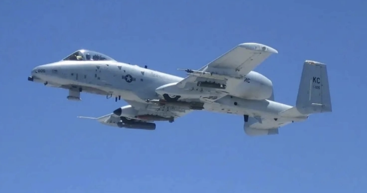  即將自美軍退役的A-10攻擊機與前端機砲，具備低速、耐打與厚重裝甲的優勢，比高速戰機更適合低空巡邏打擊無人機。 圖：翻攝自 彼得堡的肥天鵝 
