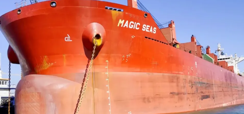  遭葉門胡塞組織襲擊的利比亞商船「魔法海洋號」（Magic Seas），在爆炸後隨即進水沉入海中。 圖：翻攝自《星海之刃》 