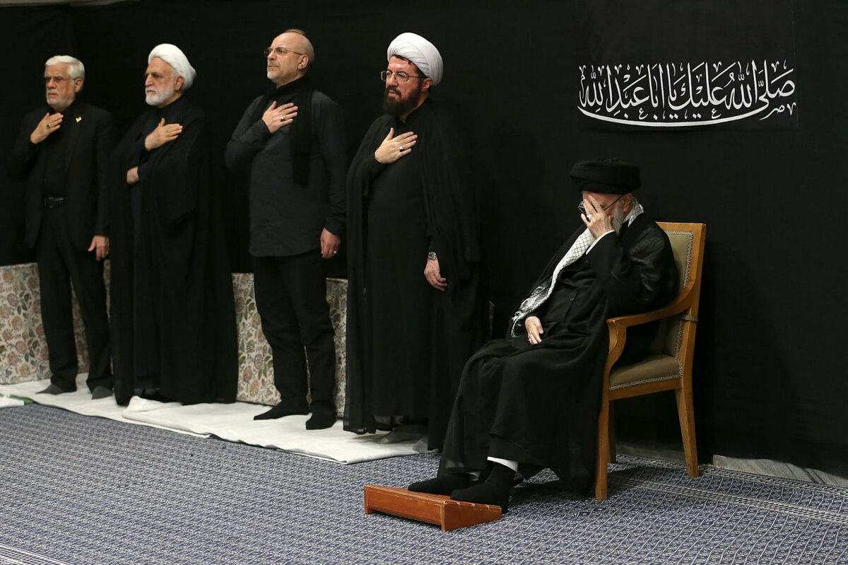 根據伊朗國營通訊社《IRNA》報導，哈梅內伊近日出席宗教活動，參加伊瑪目霍梅尼宮舉行的阿舒拉節之夜哀悼儀式，現場民眾掌聲雷動。 圖:翻攝自X帳號@nexta_tv