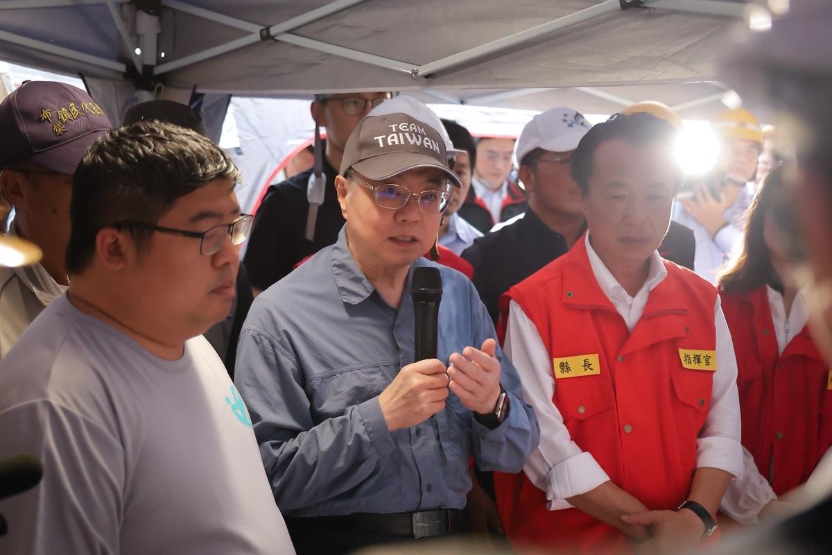  行政院長卓榮泰8日視察台電特高壓電塔大寮-新塭線2、3、4號鐵塔倒塌受損情形。 圖：行政院提供 