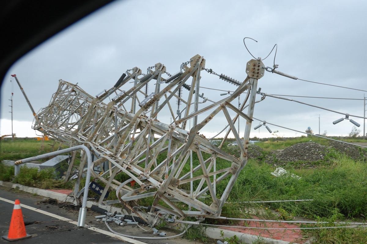  台電特高壓電塔大寮-新塭線2、3、4號鐵塔倒塌受損情形。 圖：行政院提供 