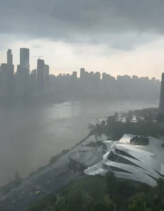  重慶主城區昨日下午突遭狂風暴雨夾雜冰雹襲擊。 圖：翻攝自 《騰訊新聞》/《大風新聞》 