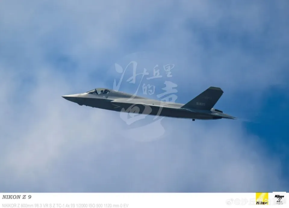  「九三盛大閱兵」，空中預演訓練畫面見「殲-35A」身影。 圖：翻攝自 「沙丘裡的回聲」 