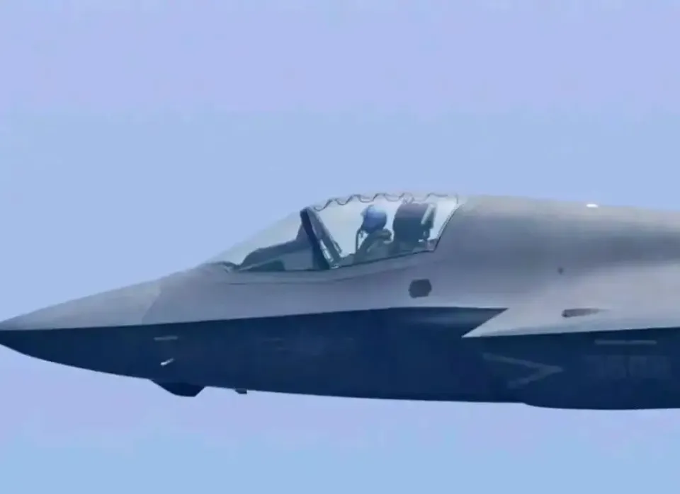  「九三盛大閱兵」，空中預演訓練畫面見「殲-35A」身影。 圖：翻攝自 「科羅廖夫」 