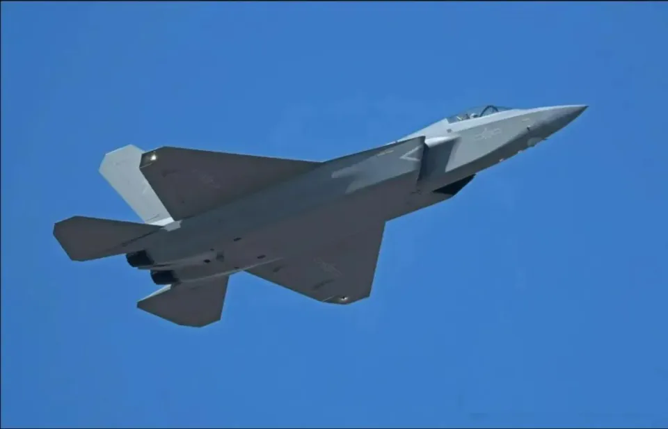  「九三盛大閱兵」，空中預演訓練畫面見「殲-35A」身影。 圖：翻攝自 「科羅廖夫」 