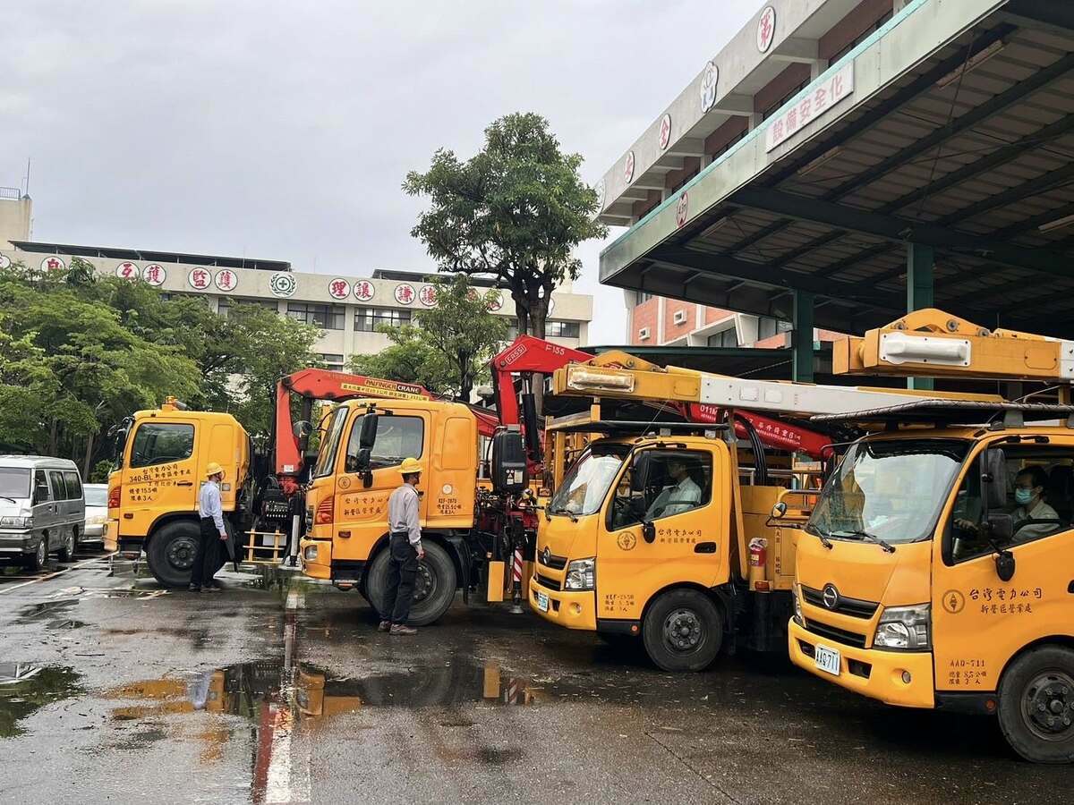  丹娜絲風災，台南電桿倒斷及電塔倒塌範圍廣，台電搶修恢復電力。 （圖：取自黃偉哲臉書） 