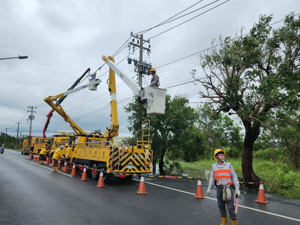  丹娜絲風災，台南電桿倒斷及電塔倒塌範圍廣，台電搶修恢復電力。 （圖：取自黃偉哲臉書） 