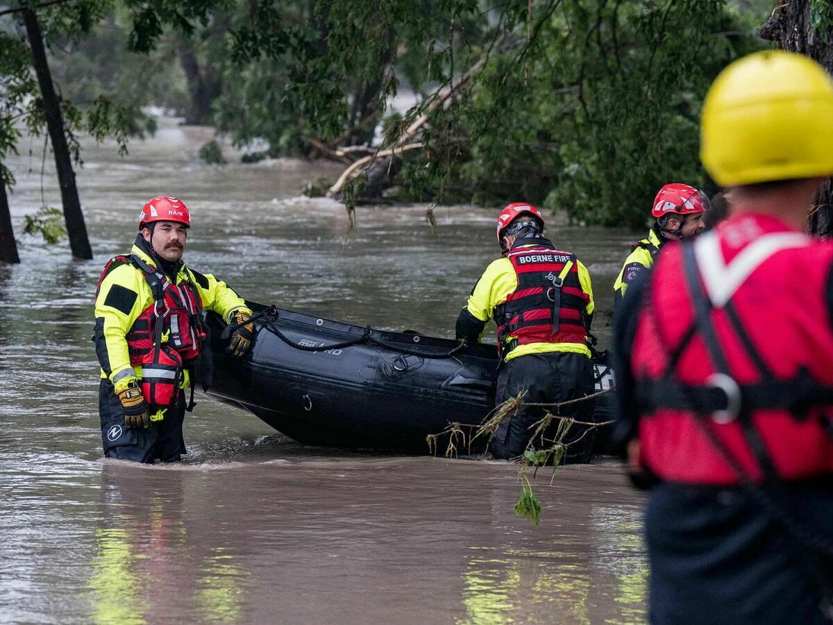 根據美國地質調查局（USGS）即時數據，當地主要河流 Rio Ruidoso 在短短一小時內水位暴漲超過 4.5 公尺，遠超歷史平均水平。 圖:翻攝自X帳號@barstoolsports