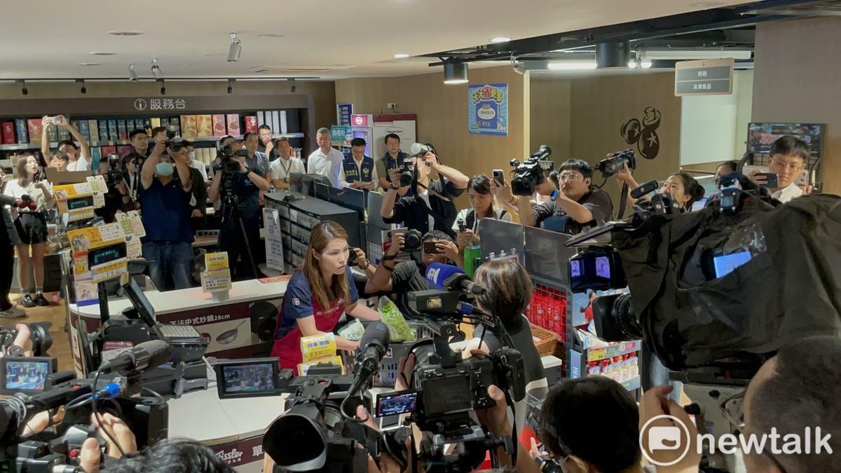  全聯員工安撫民眾情緒，並帶往地下室緊急避難。 圖：高逸帆／攝 