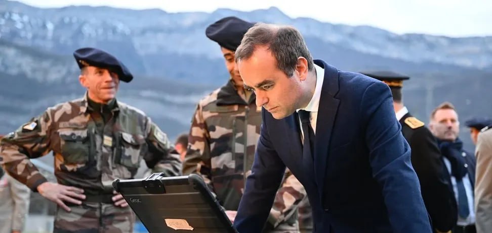 勒科努（Sébastien Lecornu）週一（6日）提出辭呈，成為不到一年內第三位離任的法國總理。 圖：翻攝自 X NEXTA 