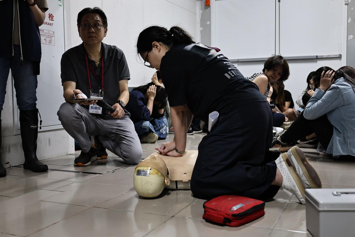 現場員工模擬施行CPR。 圖：內政部警政署提供 