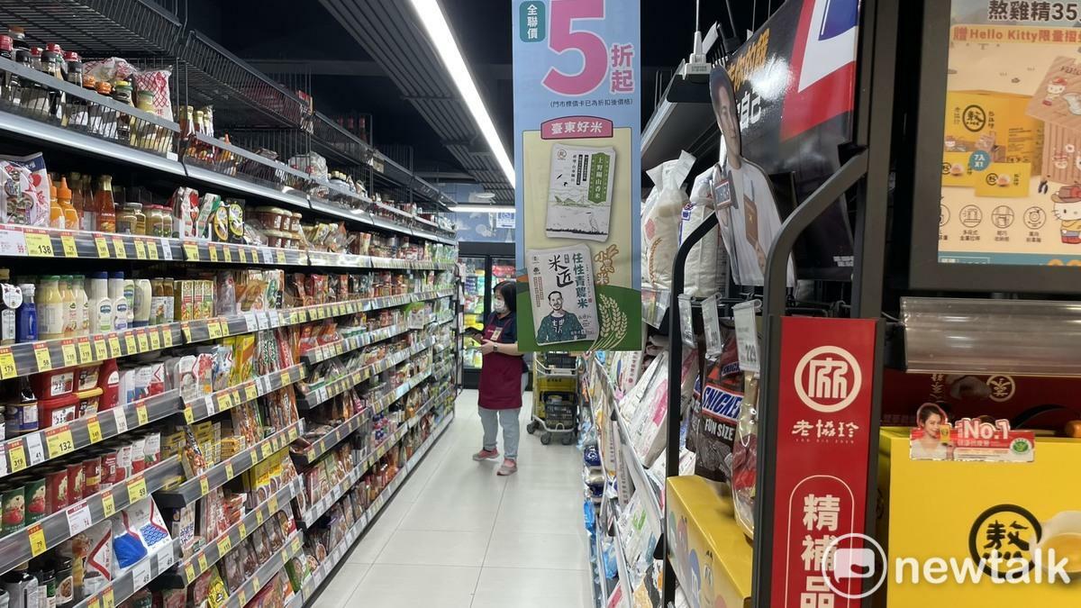  演習開時前，員工仍在工作陳列架上商品。 圖：高逸帆／攝 