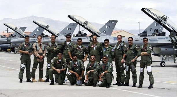 巴基斯坦此次部署殲-10CE 戰機與霹靂-15 飛彈，在空戰距離與攔截效率上占據優勢。霹靂-15 即便為出口版，其射程達 145 公里，遠超印度此次未有效發揮的流星飛彈。 圖：翻攝自 騰訊網 軍武次位面 