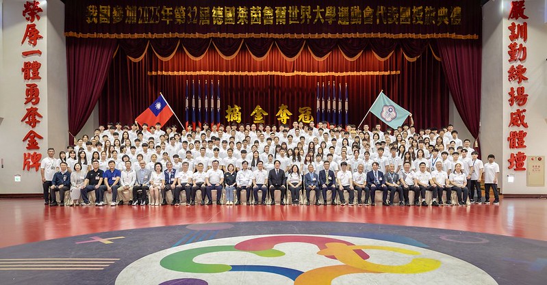  賴清德為世大運代表團授旗，期許為國爭光，以運動壯大台灣。 圖：總統府提供 