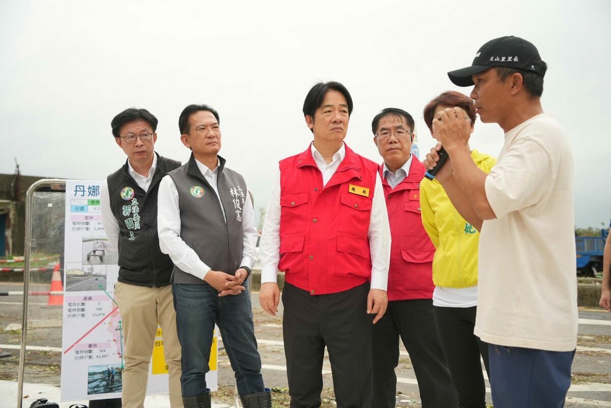  總統賴清德前往台南勘災，沿途碰到受災居民反映需求。 圖：取自「立法委員林俊憲」臉書 