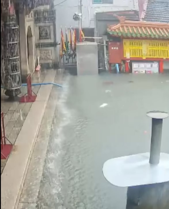 鹿港天后宮深受淹水之害，包括天公爐、供桌都泡水中。 圖：翻攝自天后宮臉書 