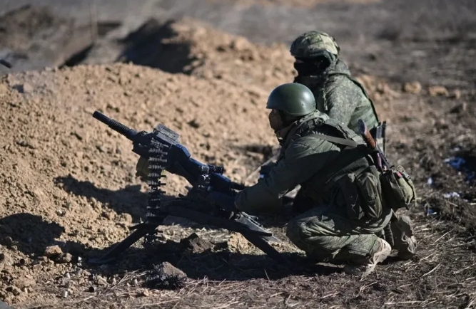  俄軍在戰場上發射機槍。 圖 : 翻攝自墨刃戰甲 