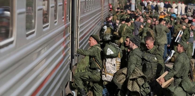  準備搭火車上前線的俄軍。 圖 : 翻攝自墨刃戰甲 