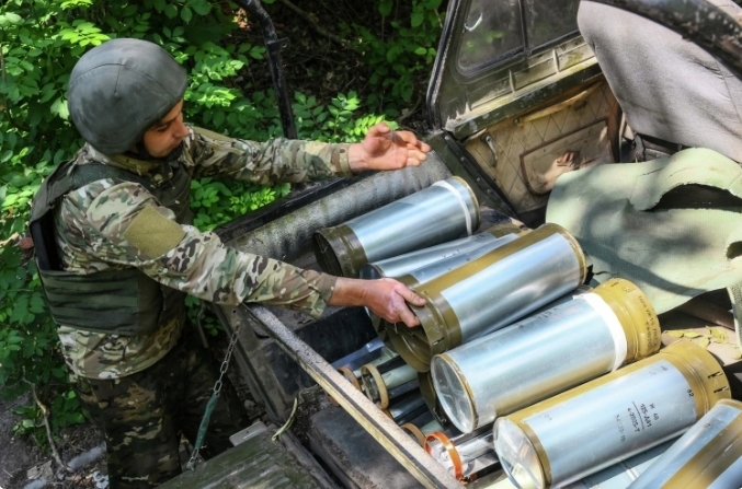  前線俄軍裝填彈藥。 圖 : 翻攝自墨刃戰甲 