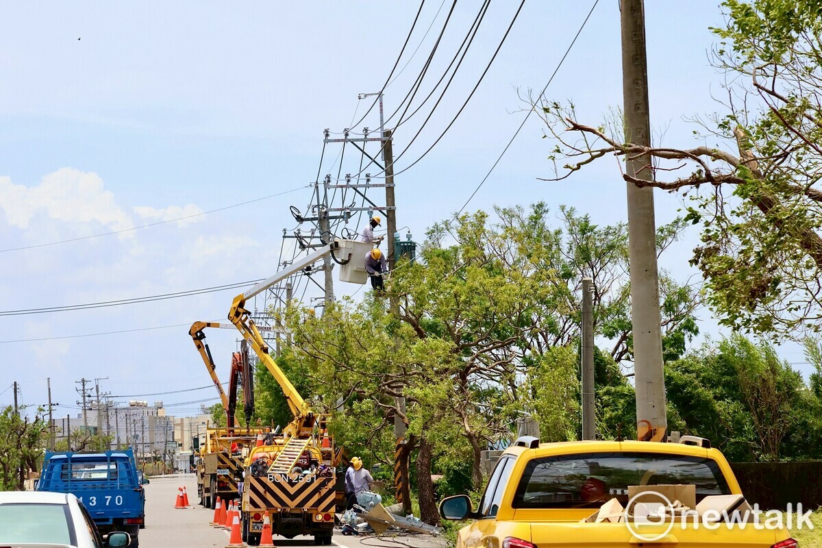  丹娜絲颱風重創南台灣，台電人員持續搶修。 圖：黃博郎／攝 
