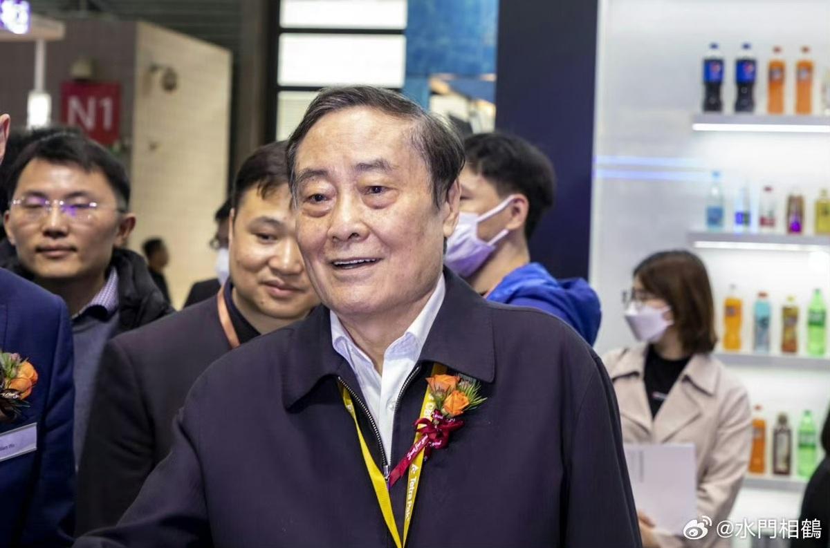  娃哈哈集團已故前董事長宗慶后，素有「布鞋首富」之稱。 圖：翻攝自 微博 